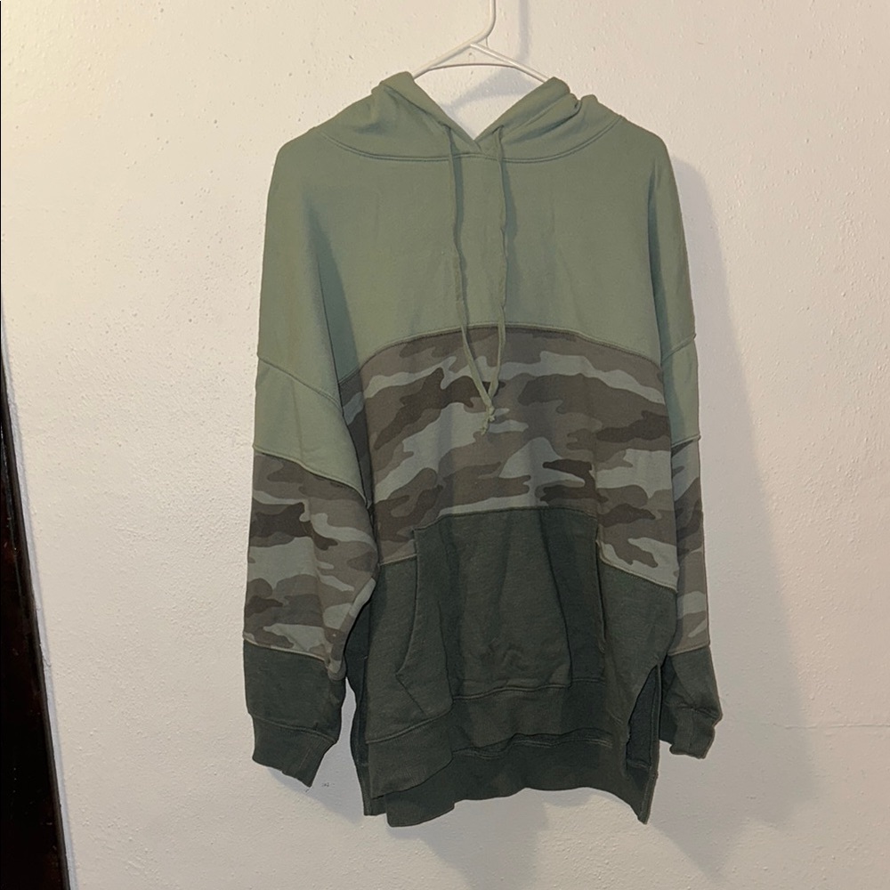 Women’s American Eagle Outfitters Green Sweatshirt with Camo Design